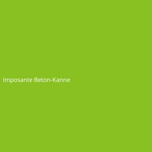 Imposante Beton-Kanne